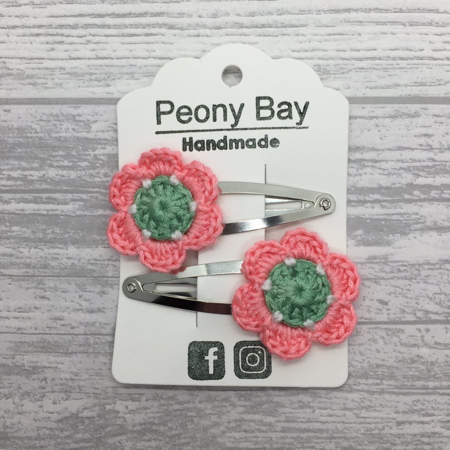 Girl’s flower hair clips in green & pink, crocheted flowers