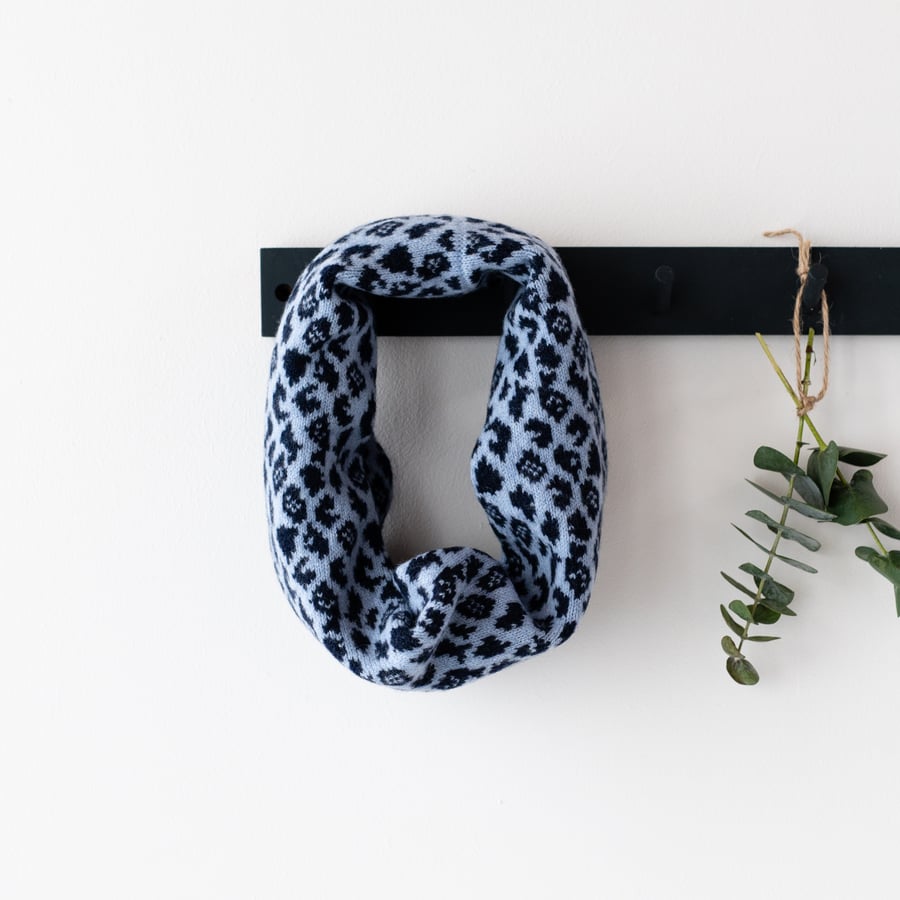 Leopard knitted cowl - blue