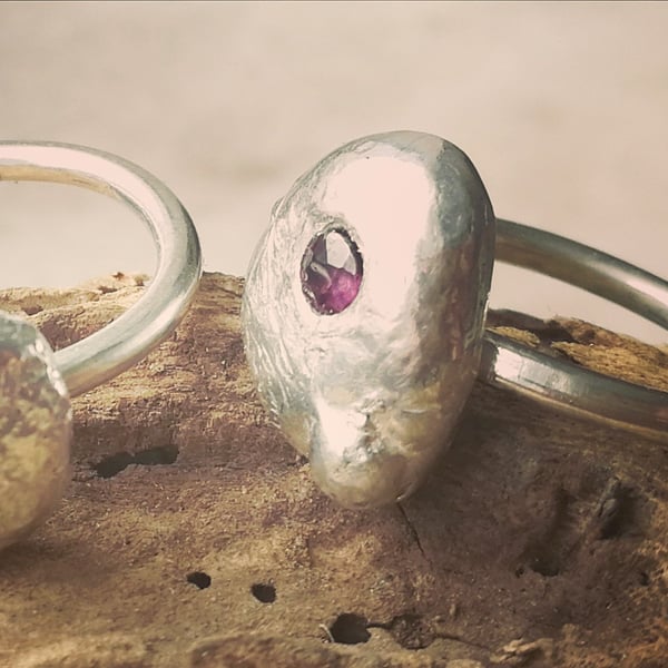 Pebble ring set with a ruby