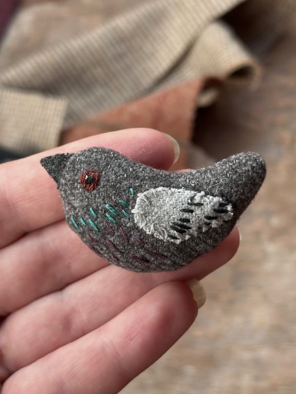 Pigeon - embroidered wool brooch