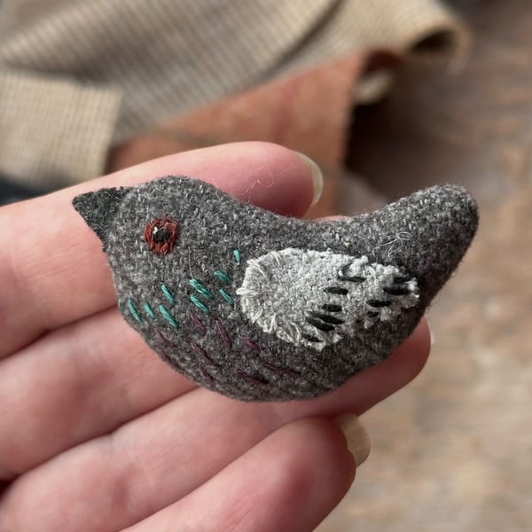 Pigeon - embroidered wool brooch