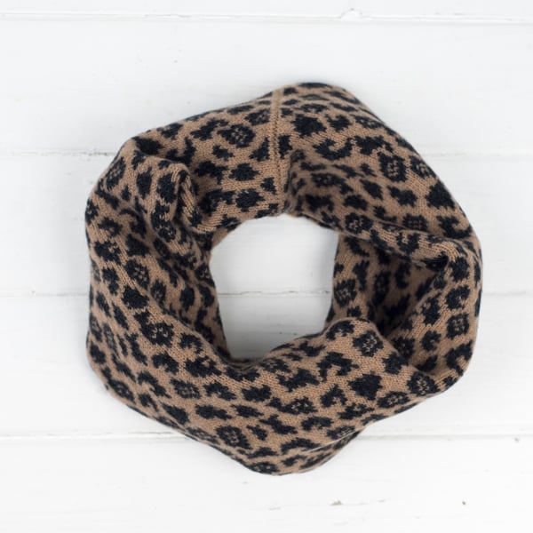 Leopard knitted cowl - camel
