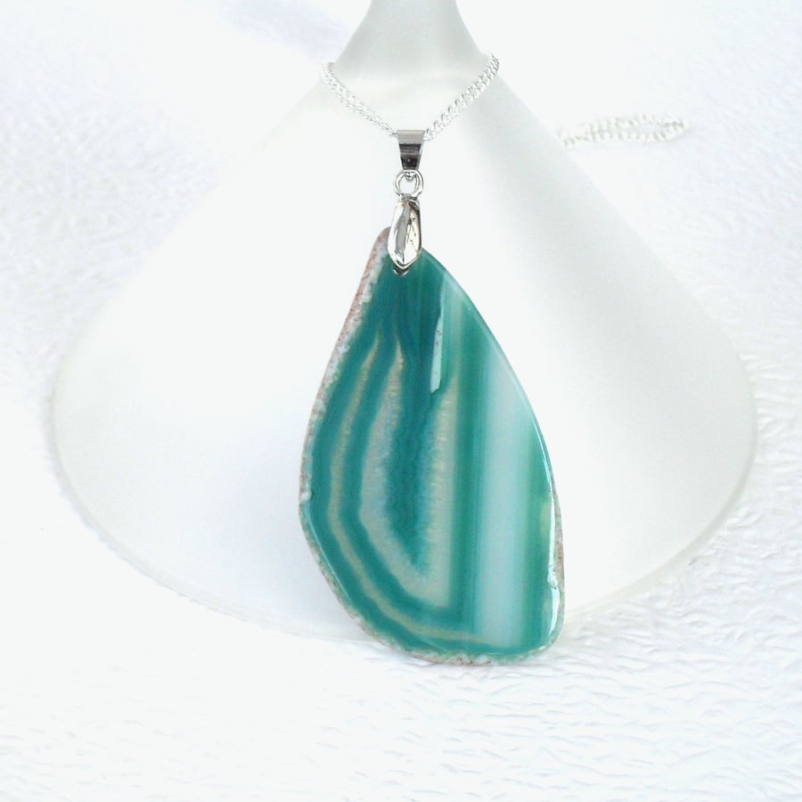 Green agate pendant necklace