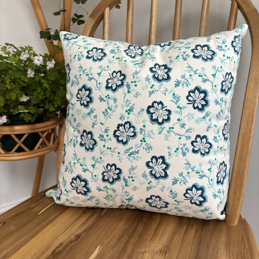Cushion cover in blue floral camomile design, 40cm x 40cm