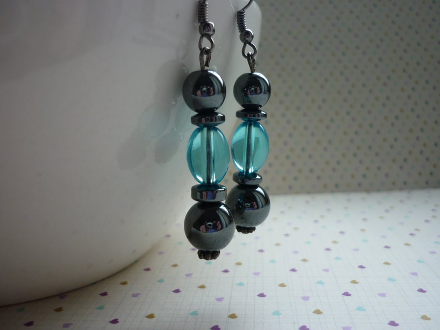 HEMATITE AND AQUA DANGLE EARRINGS.