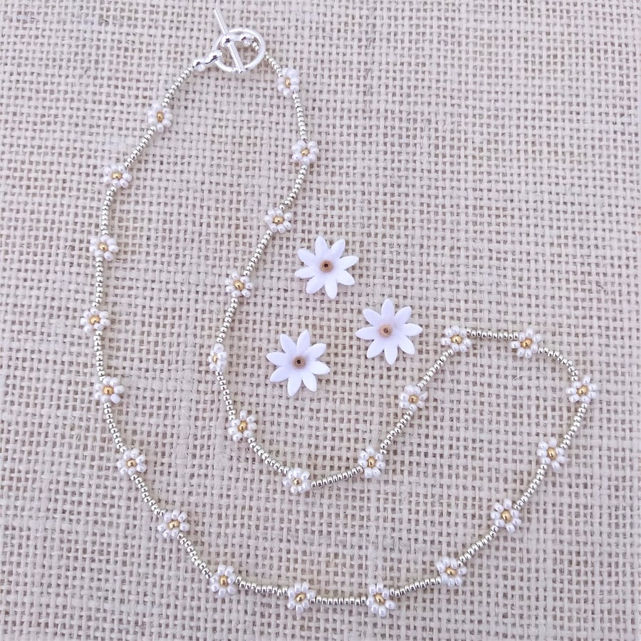 16" Pearl, Gold and Silver Small Daisy Beaded Necklace