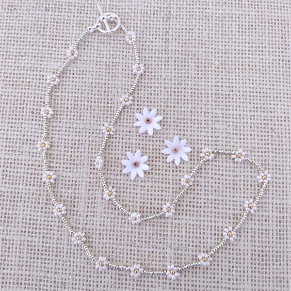 16" Pearl, Gold and Silver Small Daisy Beaded Necklace