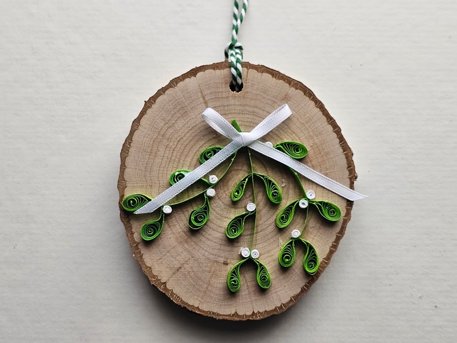 Larger Wood Slice with Quilled Mistletoe Hanging Decoration (9cm, 3.5")