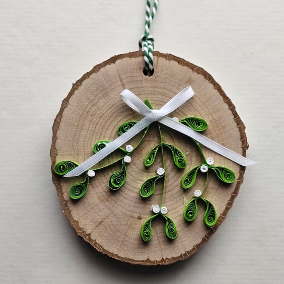 Larger Wood Slice with Quilled Mistletoe Hanging Decoration (9cm, 3.5")