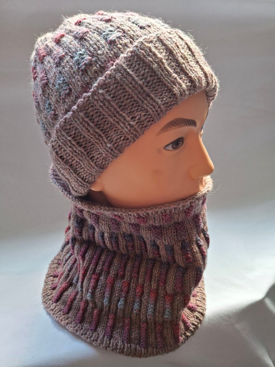 Lovely soft hand knitted Neck warmer and hat