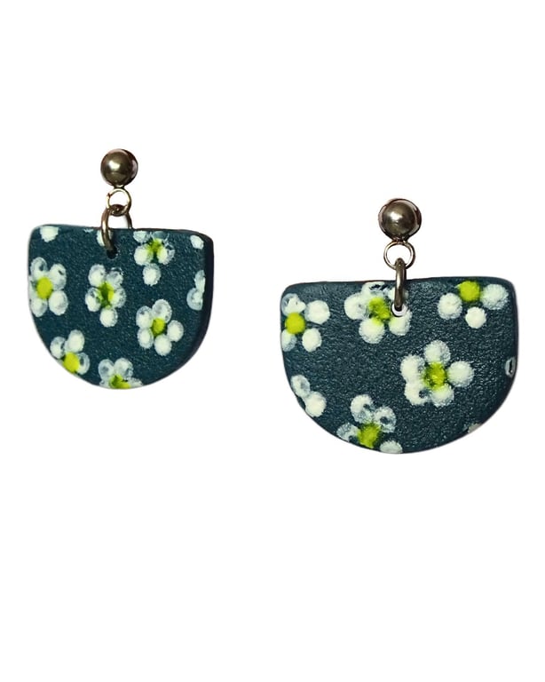 Daisy – Hand-Painted Polymer Clay Earrings