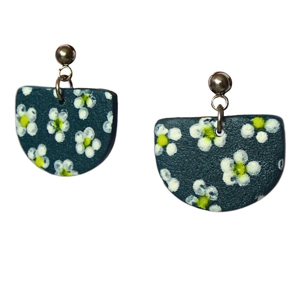 Daisy – Hand-Painted Polymer Clay Earrings