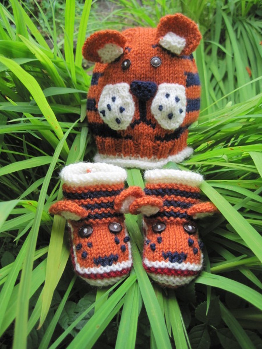 KNITTING PATTERN in pdf - Tiger Paws - Baby Hat and Booties