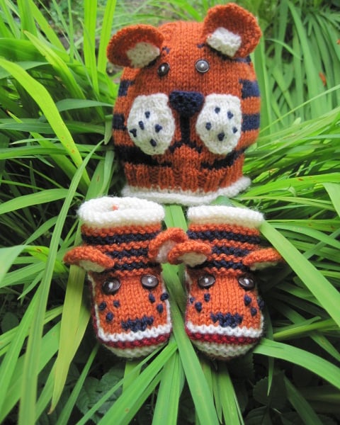 KNITTING PATTERN in pdf - Tiger Paws - Baby Hat and Booties