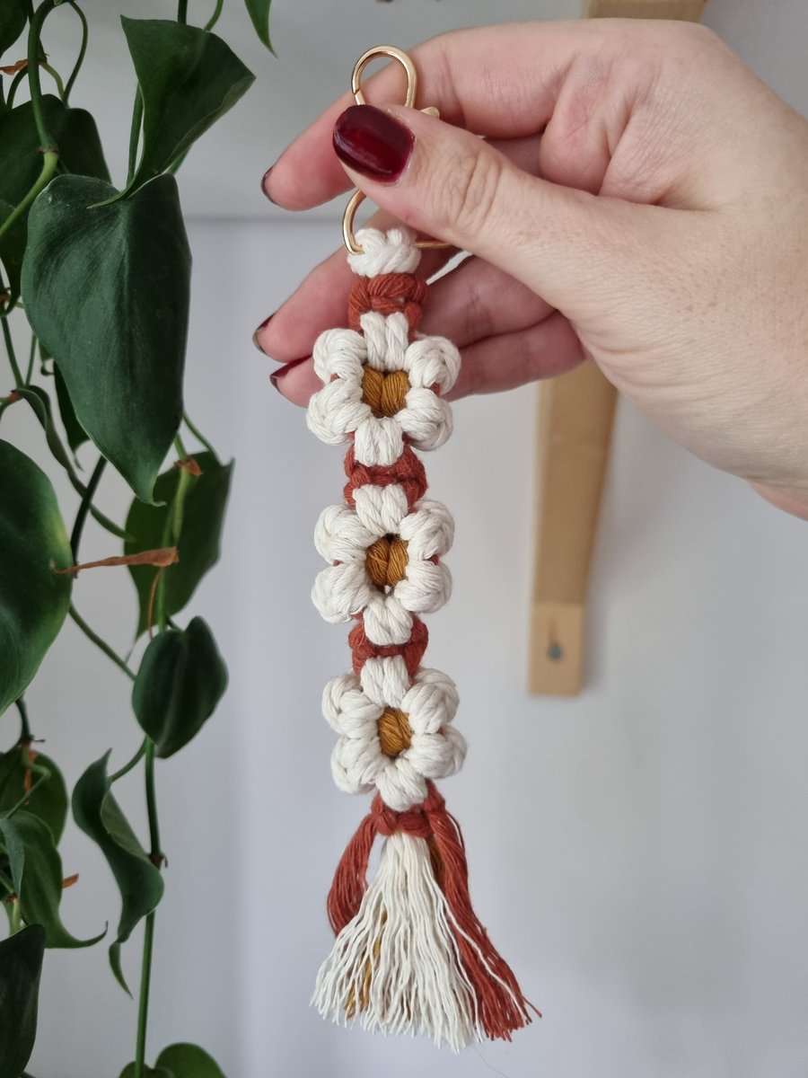 Macrame Daisy Chain Keyring - Brick Red