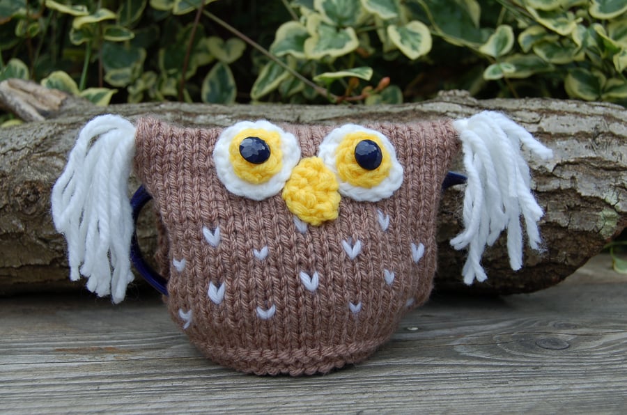 Tea cosy -  brown owl - hand knitted - to fit a 1 or 2 cup small teapot