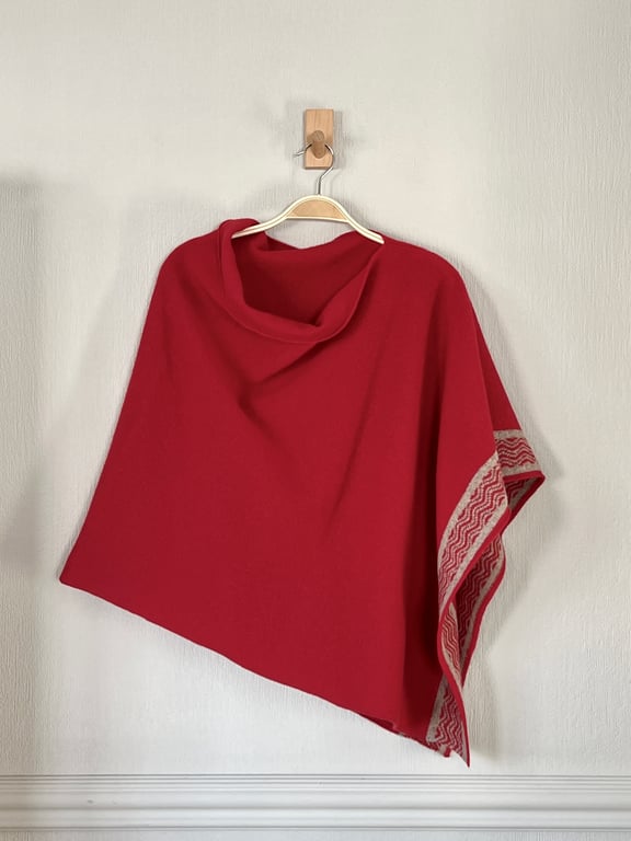 Poncho soft merino lambswool poppy red with light mushroom brown wave pattern