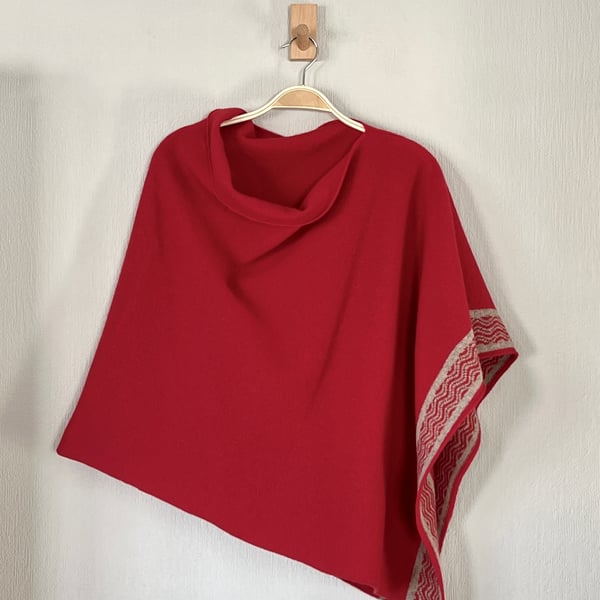Poncho soft merino lambswool poppy red with light mushroom brown wave pattern