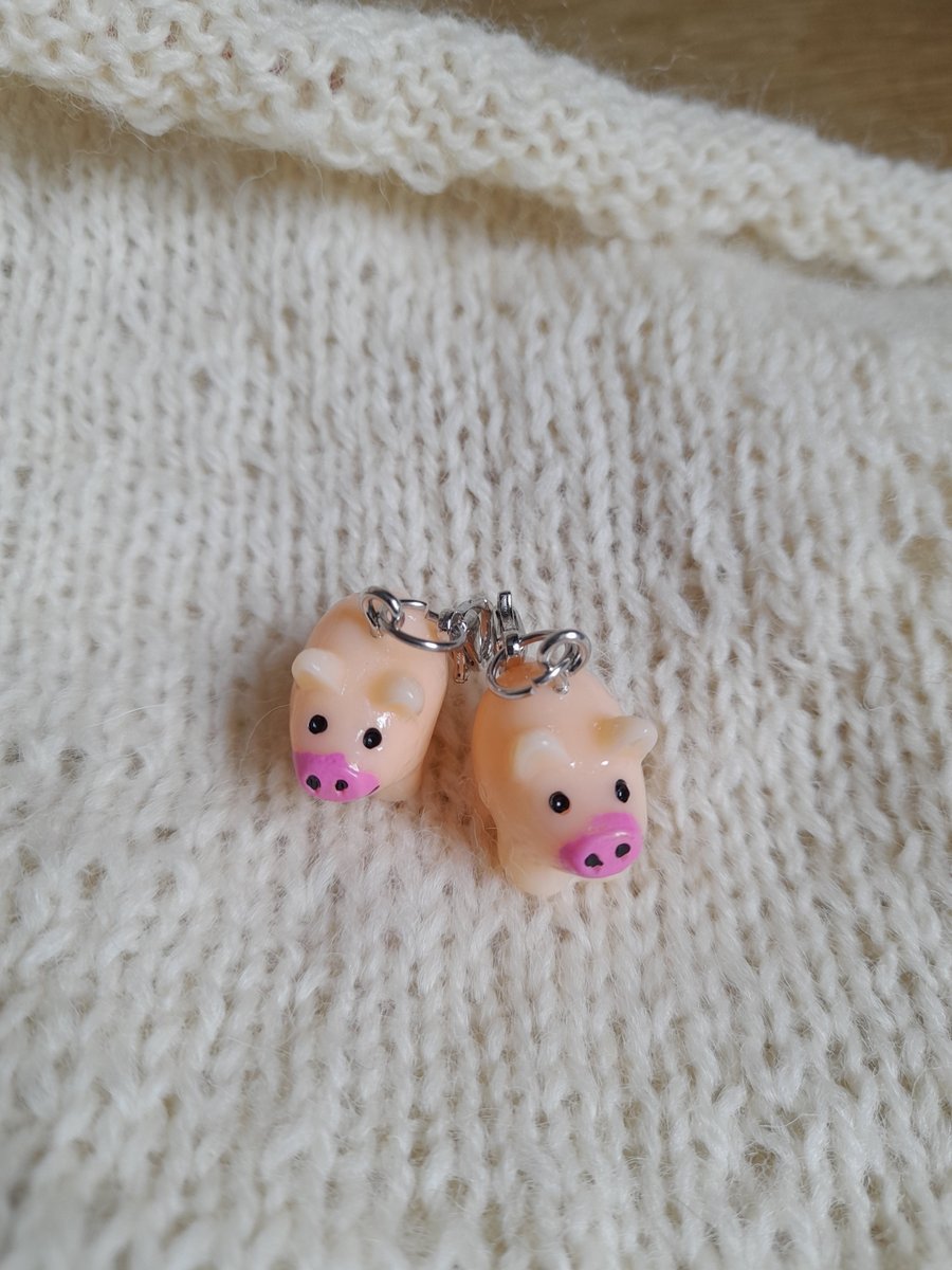 Pig stitch markers 