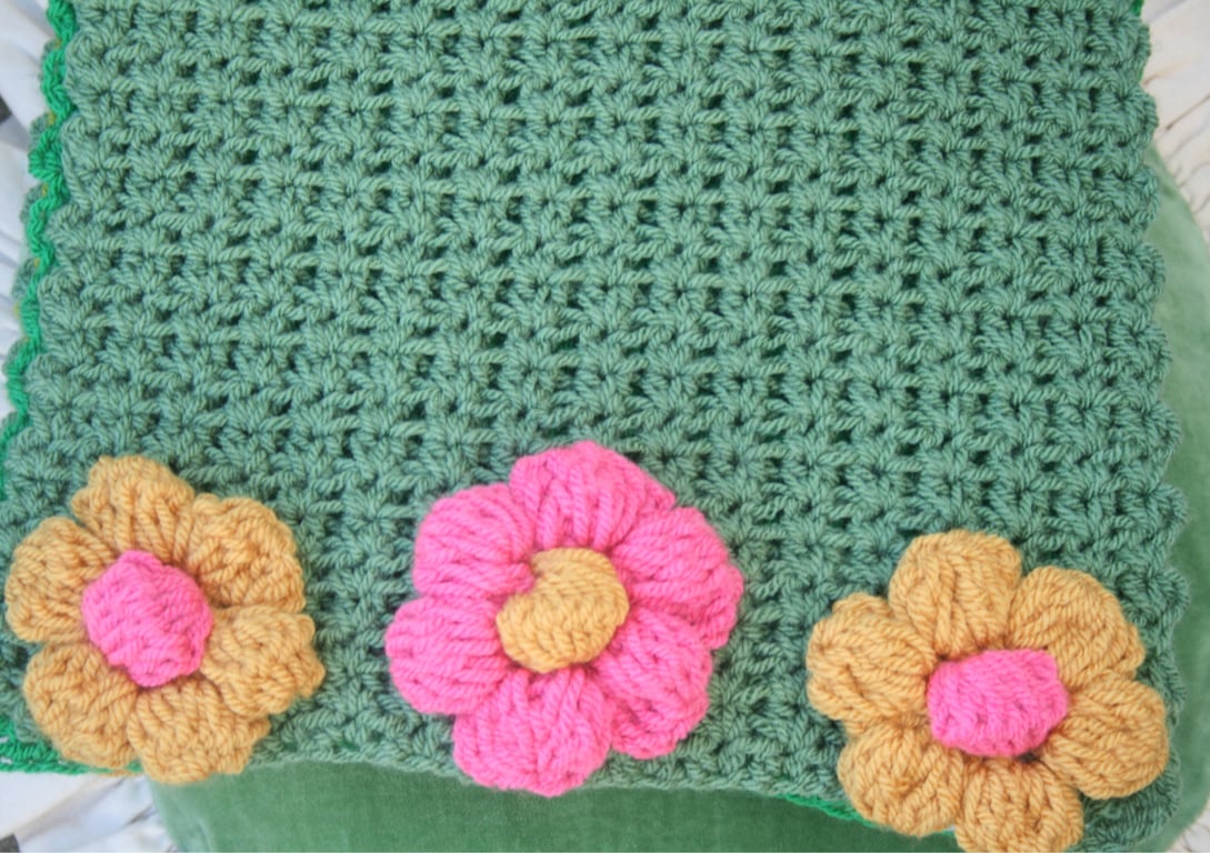 Pretty Crochet Scarf With Flowers 