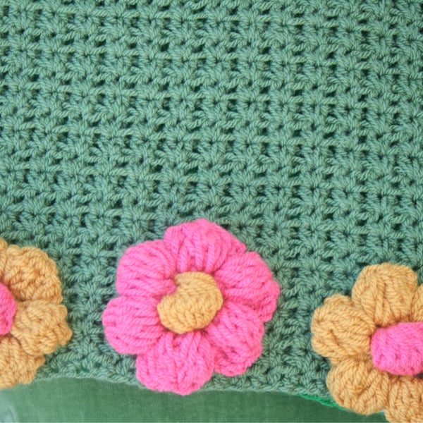 Pretty Crochet Scarf With Flowers 