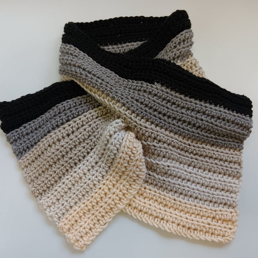 Crochet Neckwarmer (Metro Life) - cosy and stylist!