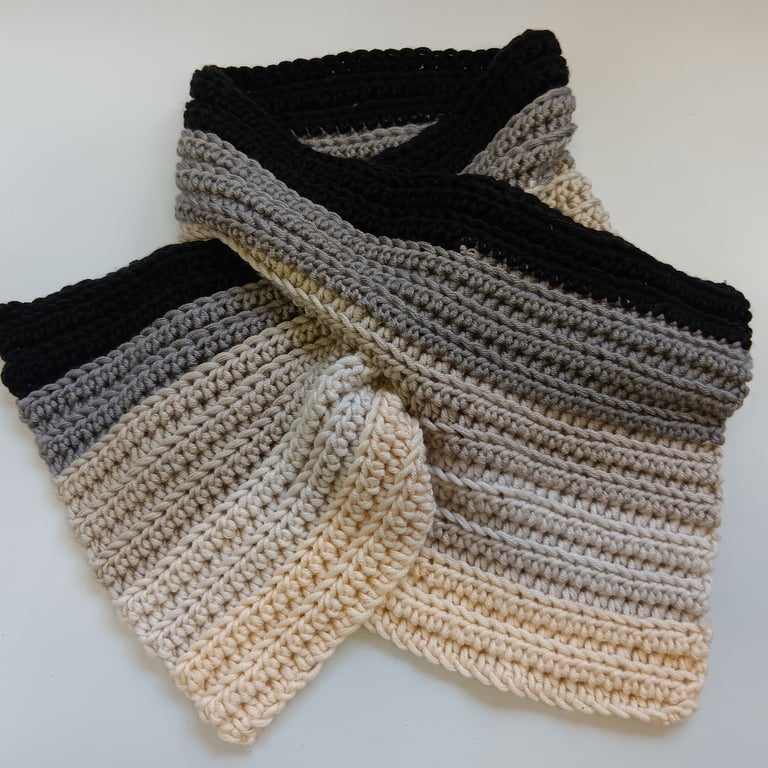 Crochet Neckwarmer (Metro Life) - cosy and stylist!