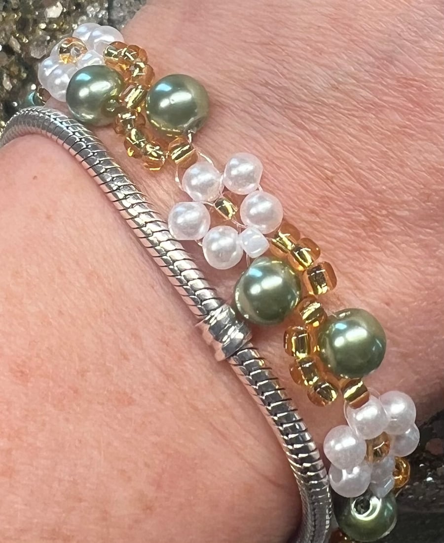 daisy wave bracelet with pearls