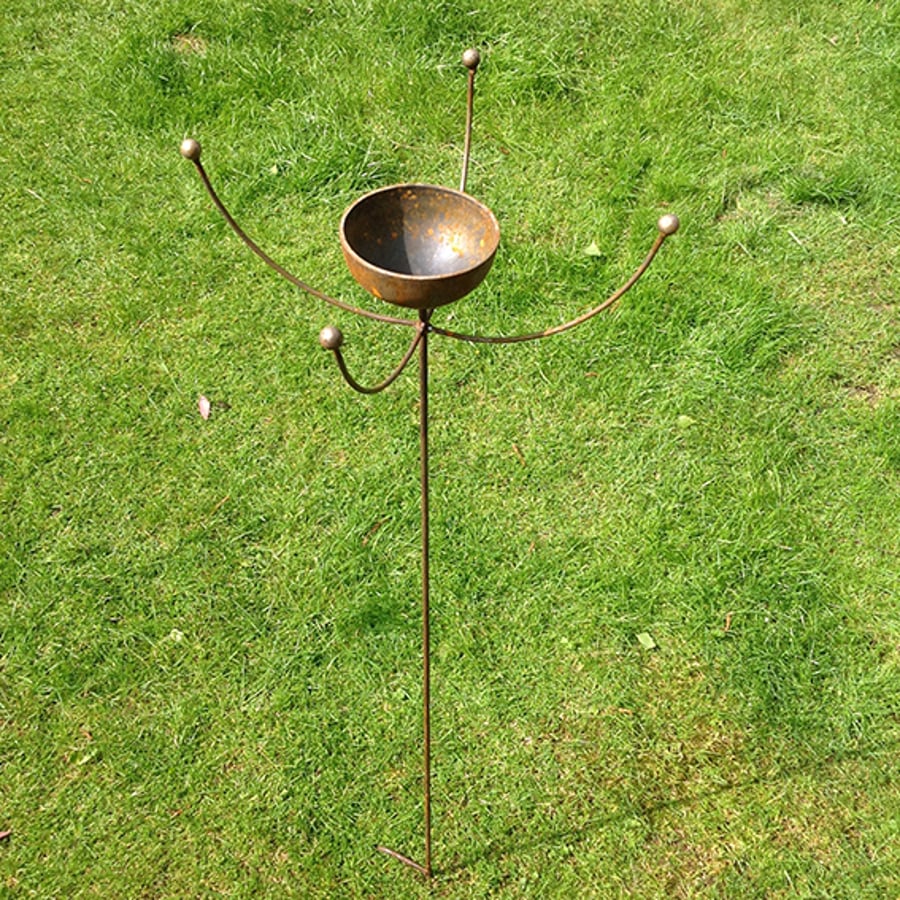 Sculptured rustic upright bird feeder bowl