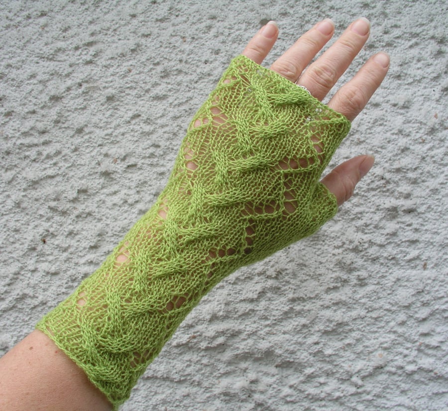 Lace fingerless gloves