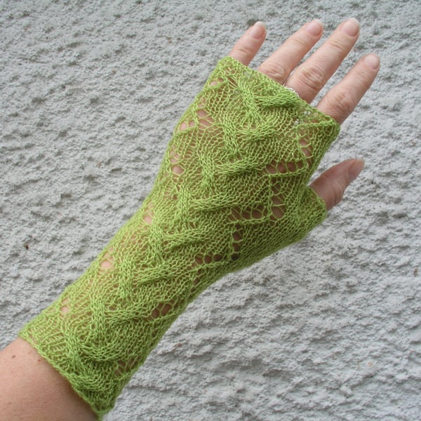 Lace fingerless gloves