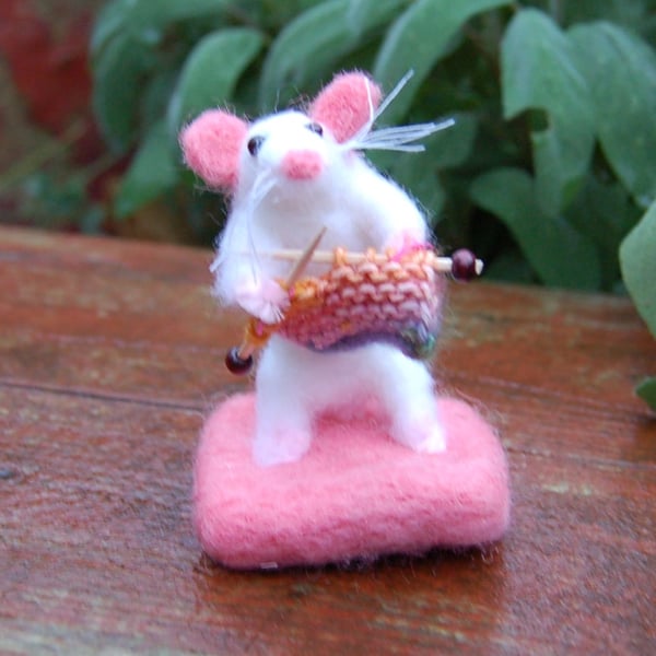 Knitting mouse    - needlefelt wool textile art. 