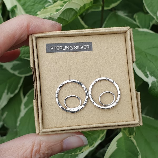 (Made to Order) 18mm Hammered Circle & Plain Oval Earrings (Sterling Silver)