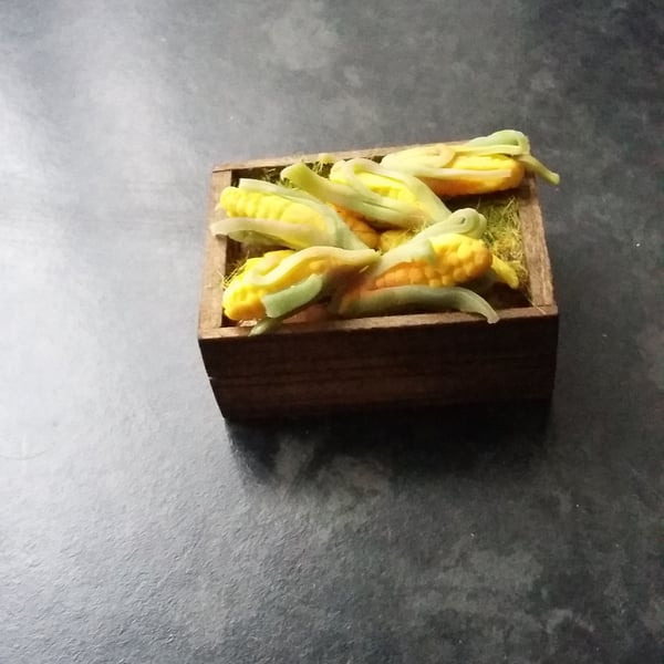 HAND SCULPTED 1;12TH SCALE WOODEN CRATE OF SWEETCORN