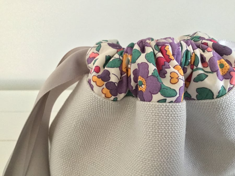 Liberty Trim Round Drawstring Bag