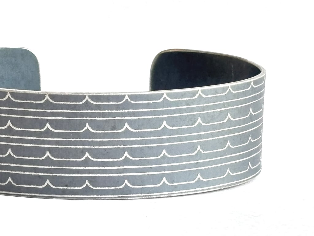 Wave pattern aluminium cuff grey - second