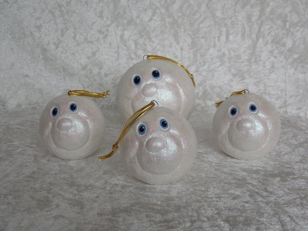 Ceramic Xmas White Glittery Snow Balls Christmas Tree Ornament Decoration.