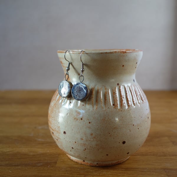 Ceramic disc dangle earrings in gold