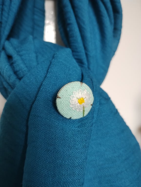 Nature inspired embroidered tiny daisy brooch