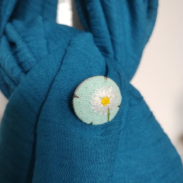 Nature inspired embroidered tiny daisy brooch