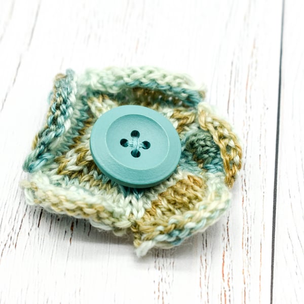 Hand knitted flower brooch pin - Beige and Turquoise