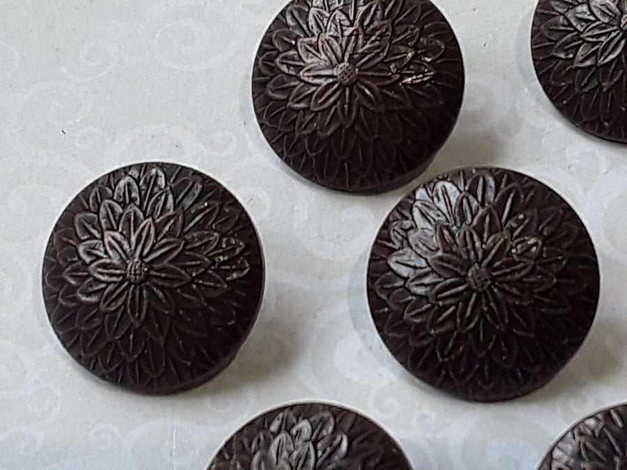 11 16' 18mm 28L Flower buttons Antique RED OXY Brass. Rare Colour