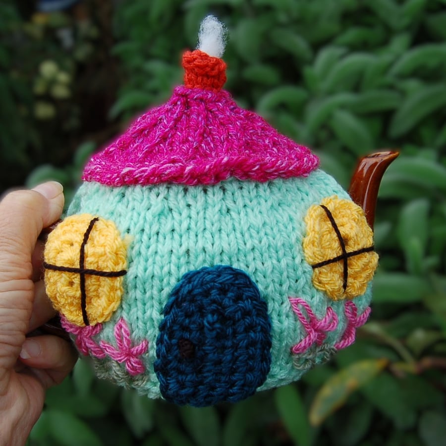 Knitted tea cosy -  Country cottage design to fit a one or two cup teapot