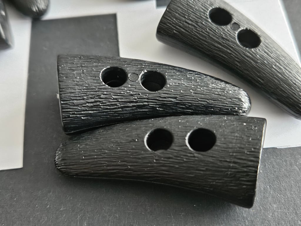 50mm (2") Nylon Horn shape grain effect Toggle Buttons x 4 pieces