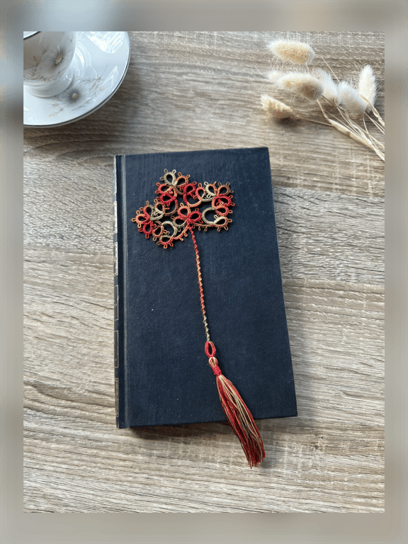 Tatted lace maple leaf bookmark