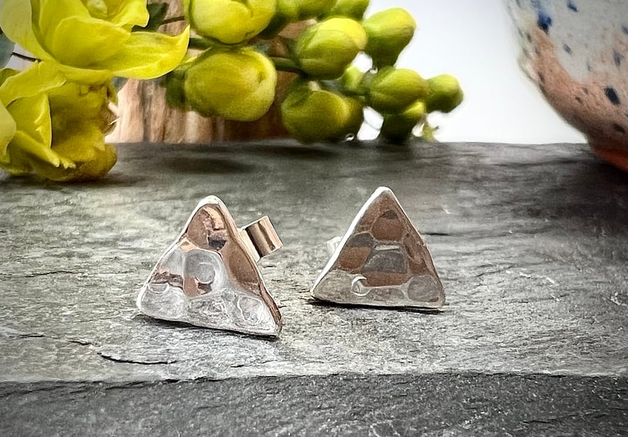 stud earrings Silver triangle hammered 