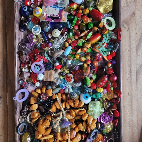 Over 750g Jewellery Making Lot Beads Charms 