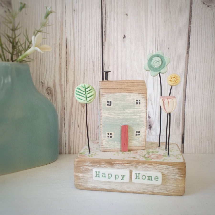 Little House with Clay Flower Garden 'Happy Home'