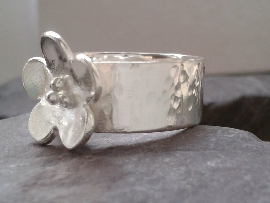Wide silver hammered band flower ring