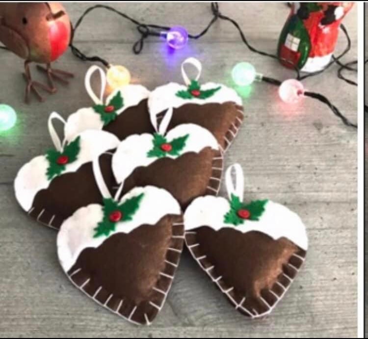 6 Christmas pudding decorations 